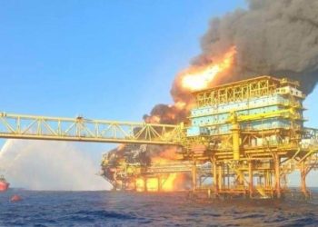 ¡Inferno en el mar! Plataforma Nohoch-A de Pemex se consume en un voraz incendio