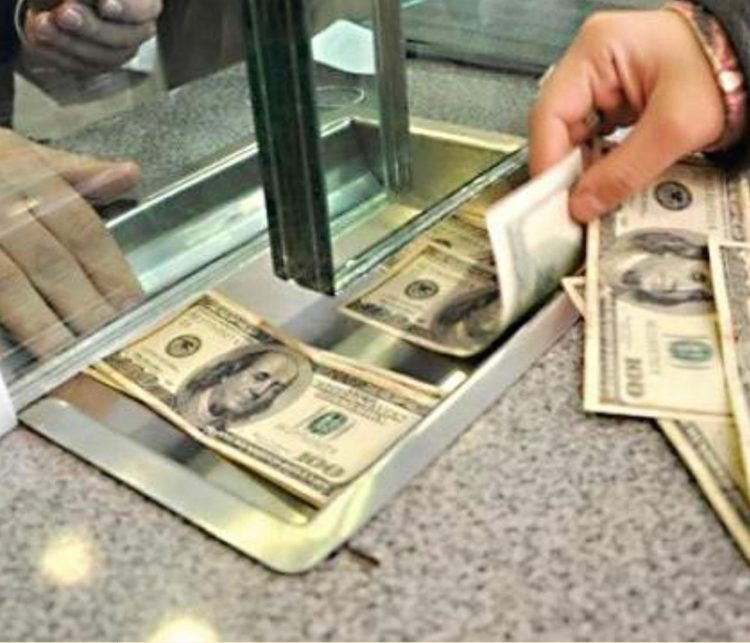 Habitantes gastan sus dólares por baratos