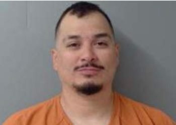 Disparaba al viento mientras conducía su auto