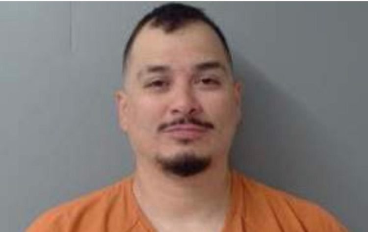 Disparaba al viento mientras conducía su auto