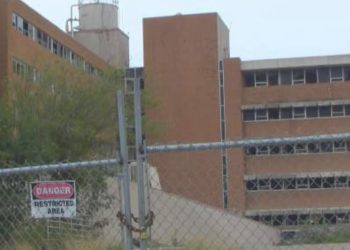 ESTÁN GRAVES Pareja cae desde lo alto del viejo Mercy Hospital