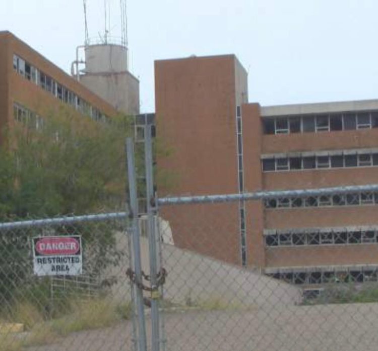 ESTÁN GRAVES Pareja cae desde lo alto del viejo Mercy Hospital