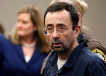 El médico deportivo Larry Nassar, condenado por abuso sexual, fue apuñalado en prisión