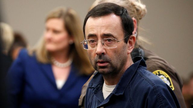 El médico deportivo Larry Nassar, condenado por abuso sexual, fue apuñalado en prisión