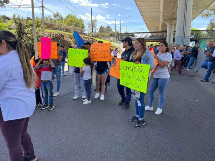 Protesta en la México-Cuernavaca exige justicia por joven fallecida en accidente en Acapulco