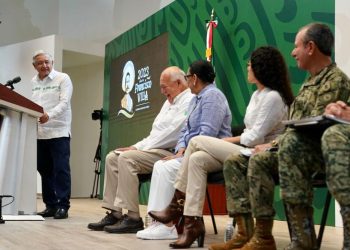 AMLO expone contratos millonarios y cuestiona la libertad de expresión en medio del proceso electoral