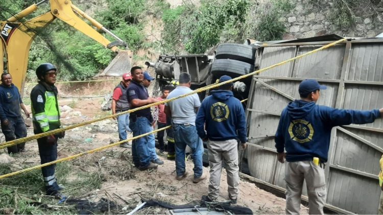 Tragedia en Oaxaca: 27 muertos y 17 heridos tras el vuelco de un autobús en un barranco