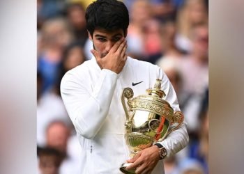 Carlos Alcaraz rompe trofeo ganado en Wimbledon durante entrevista