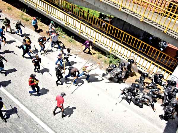 Chilpancingo bajo virtual toque de queda: Manifestantes toman instalaciones del gobierno en Guerrero