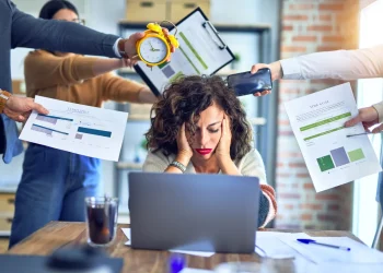 Supera la tristeza en el trabajo: Encuentra apoyo y permítete sentir