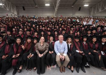 Se gradúan alumnos de las preparatorias municipales en Nuevo Laredo