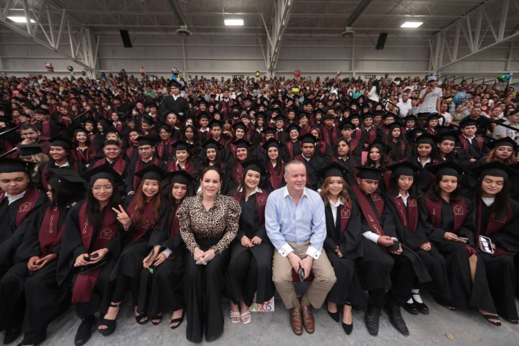 Se gradúan alumnos de las preparatorias municipales en Nuevo Laredo