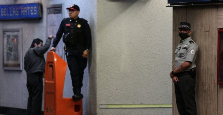 Balean a hombre en entrada de la estación Bellas Artes del Metro