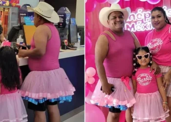 Papá se Viste Como su Hija para Ver Barbie en Nuevo Laredo