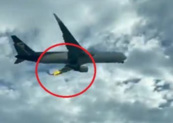 AVIÓN DE VIVA AEROBÚS ATERRIZA DE EMERGENCIA TRAS INCENDIO EN UNA TURBINA