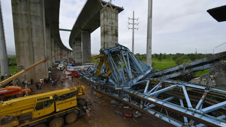 20 trabajadores mueren tras derrumbe de grúa en la India