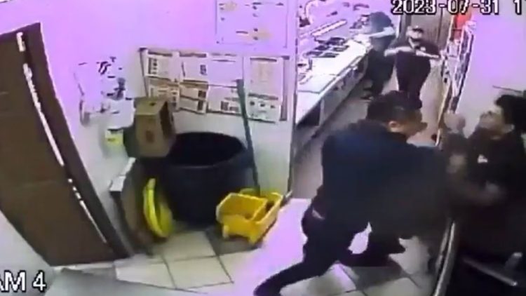 Menor de Edad Trabajador de Subway es Golpeado Brutalmente por Cliente Impaciente
