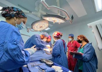 Médico rebasa las 4 mil operaciones