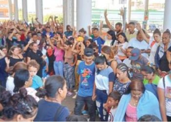 ¡VENEZOLANOS SE DESESPERAN! Intentan cruzar a EUA por la fuerza