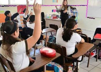 SE QUEJAN PADRES Les sale carísimo regreso a clases