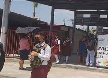 Señalan a maestra por discriminar a alumna