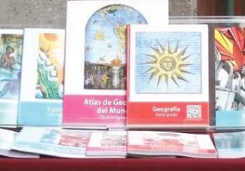 Libros de texto son guía, no receta, dice creador