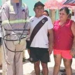 Vecinos amarran a trabajador de CFE por apagones