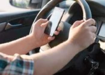 CADA VEZ SON MÁS Manejar y textear principal causa de accidentes viales