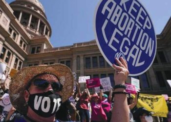 PIDEN CONFIAR EN MÉDICOS Y NO EN POLÍTICOS Bloquea Texas orden que permite algunos abortos