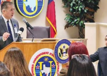 LO SEPARAN DEL CARGO Dan licencia a superintendente de UISD