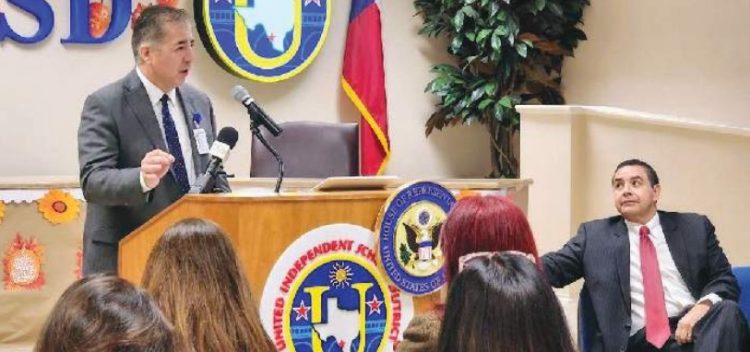 LO SEPARAN DEL CARGO Dan licencia a superintendente de UISD