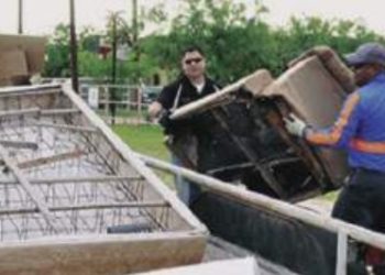 Limpian la IH-35 de basura que dejan los indigentes