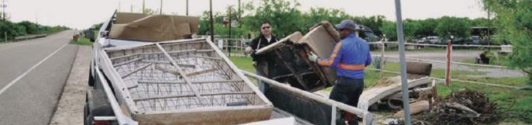 Limpian la IH-35 de basura que dejan los indigentes