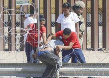 CONTINÚA TEXAS DESAFIANDO Refuerzan las barricadas fronterizas de alambre