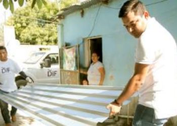 DIF Tamaulipas entrega 500 láminas a familias de Jaumave