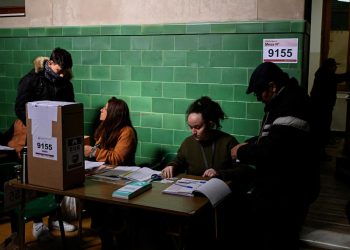 Peso Argentino se Devalúa Tras Resultados de Elecciones Primarias y Propuesta de Dolarización