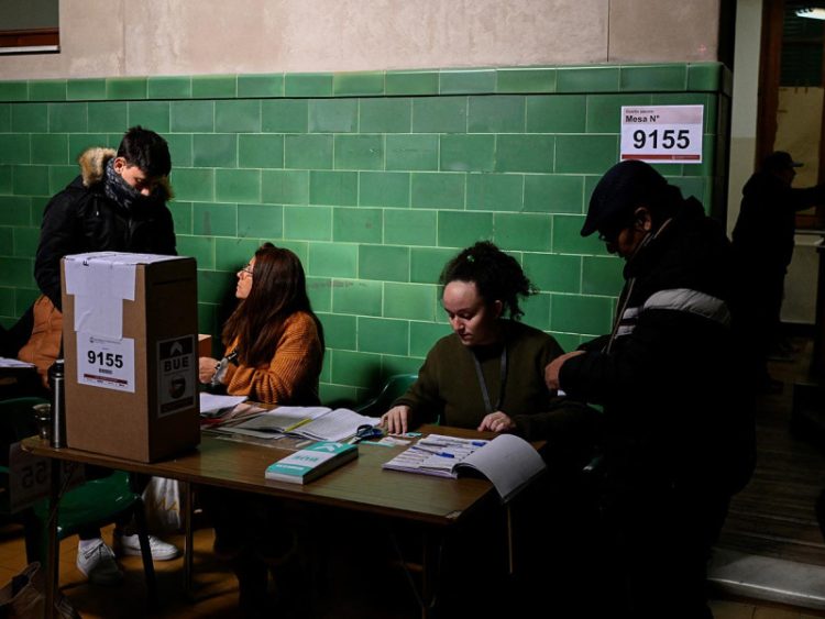 Peso Argentino se Devalúa Tras Resultados de Elecciones Primarias y Propuesta de Dolarización