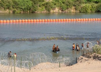 Hallan cuerpo atrapado en barrera de boyas en el río Bravo usada para evitar paso de migrantes.