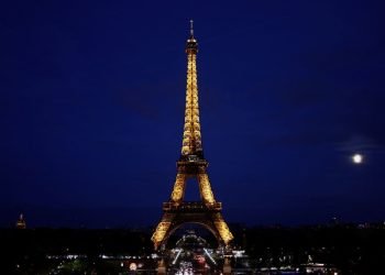 Detienen a Hombre que Saltó en Paracaídas desde la Torre Eiffel; Compromete la Seguridad del Monumento