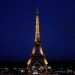 Detienen a Hombre que Saltó en Paracaídas desde la Torre Eiffel; Compromete la Seguridad del Monumento