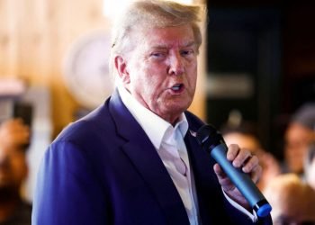 Coacusados de Trump en caso electoral se entregan en Georgia