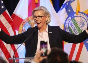 Alcaldesa de Tampa Encuentra 70 Libras de Cocaína Mientras Pescaba en los Cayos