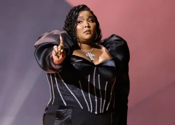 Lizzo enfrenta y niega acusaciones de acoso y ambiente laboral hostil