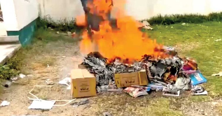 Protesta en Chiapas: Queman libros de texto y amenazan con más incineraciones