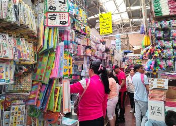 Regreso a Clases 2023: Cazadores de Ahorros Buscan Útiles Escolares a Precios Asequibles