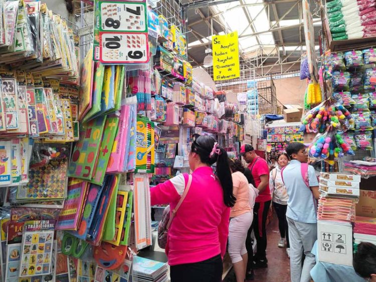 Regreso a Clases 2023: Cazadores de Ahorros Buscan Útiles Escolares a Precios Asequibles