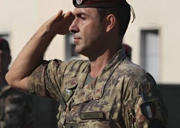 Polémico Libro de General Italiano Genera Escándalo por Comentarios Homófobos y Racistas