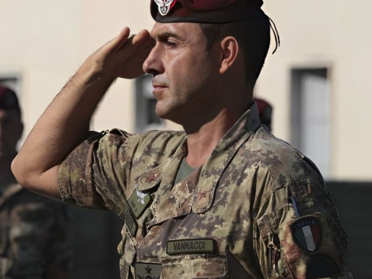 Polémico Libro de General Italiano Genera Escándalo por Comentarios Homófobos y Racistas