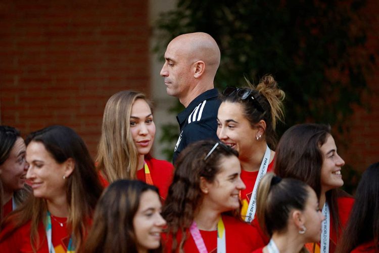 FIFA inicia procedimiento contra Luis Rubiales por beso a jugadora