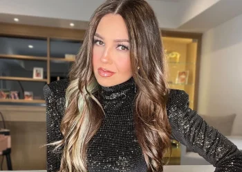 Así fue como a Thalia se le cayó la peluca en pleno video presumiendo su cabello